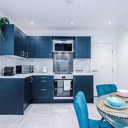 The Bridgeton In 3 Bedrooms - Parking Apartment